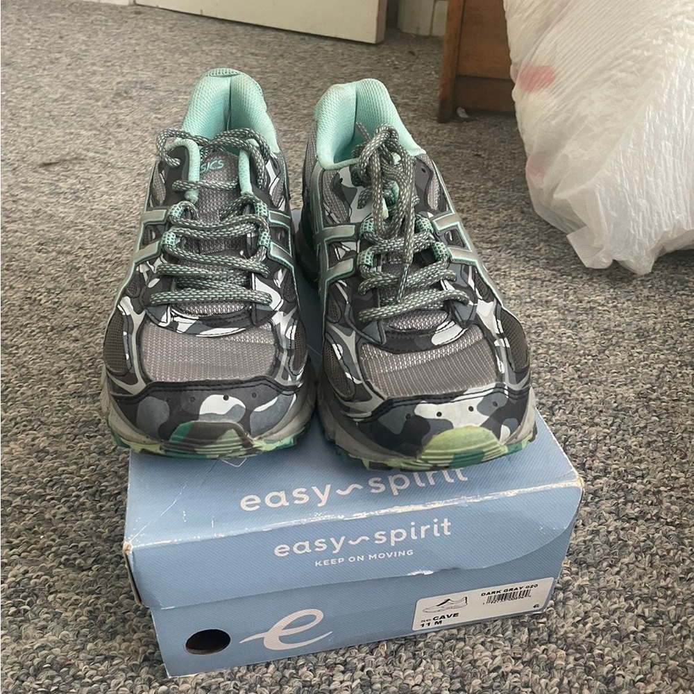 ASICS - Picture 4 of 12